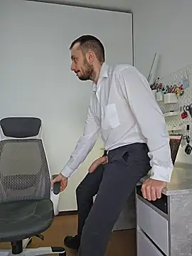 Lovebackground online show from December 5, 2025, 9:18 am