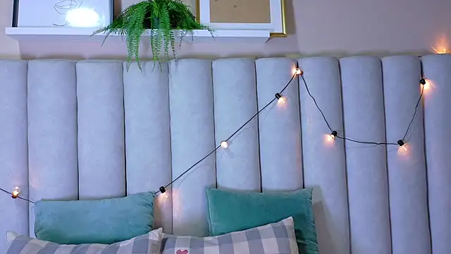 Miia Anderson online show from April 8, 2026, 12:49 pm