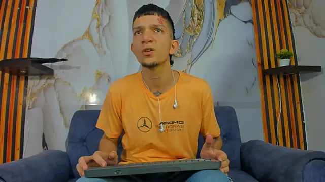 Snapshot of Straight_Guy22 chatting on December 18, 2025, 4:07 am Straight Guy22 online show from December 18, 2025, 4:07 am