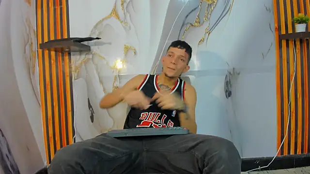 Snapshot of Straight_Guy22 chatting on December 19, 2025, 4:19 am Straight Guy22 online show from December 19, 2025, 4:19 am