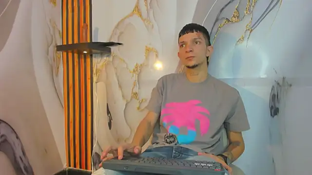 Snapshot of Straight_Guy22 chatting on December 21, 2025, 4:08 am Straight Guy22 online show from December 21, 2025, 4:08 am