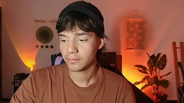 CrisotpherMoretti online show from December 19, 2025, 5:42 pm