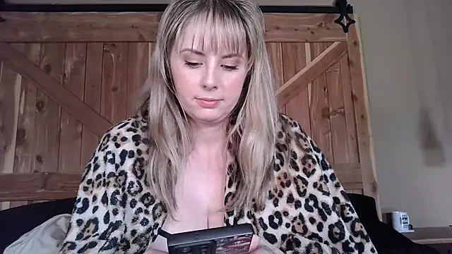 onesmittenkitten online show from March 3, 2026, 5:52 pm