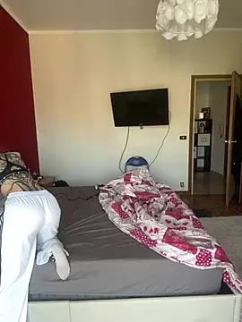 saphirafox online show from April 24, 2026, 1:57 pm