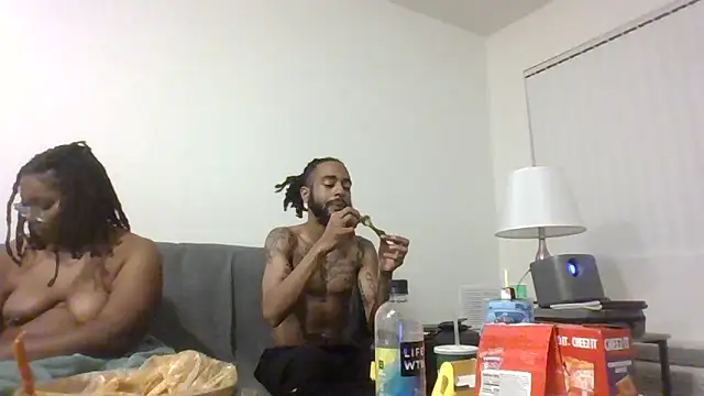 Snapshot of AverageAnt_ chatting on February 25, 2026, 4:44 am AverageAnt online show from February 25, 2026, 4:44 am