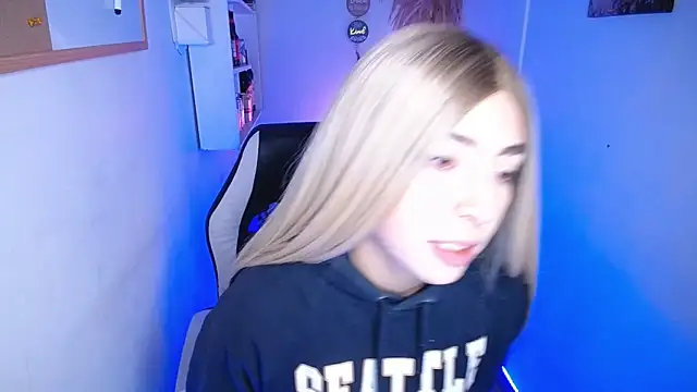 Snapshot of channel_blondee chatting on April 7, 2026, 12:22 am channel blondee online show from April 7, 2026, 12:22 am