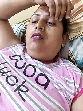 Hotmylips online show from April 27, 2026, 2:37 pm
