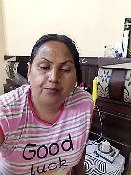 Hotmylips online show from April 29, 2026, 6:03 pm