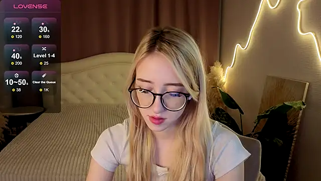 Snapshot of anora_baby chatting on December 23, 2025, 7:28 am anora baby online show from December 23, 2025, 7:28 am