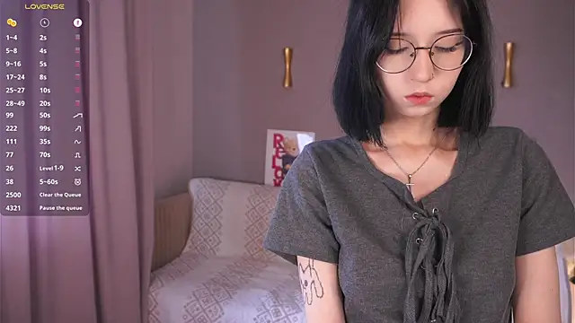 DeliaLoma online show from April 10, 2026, 6:40 am