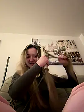 LilyLuck  online show from January 7, 2026, 9:39 pm