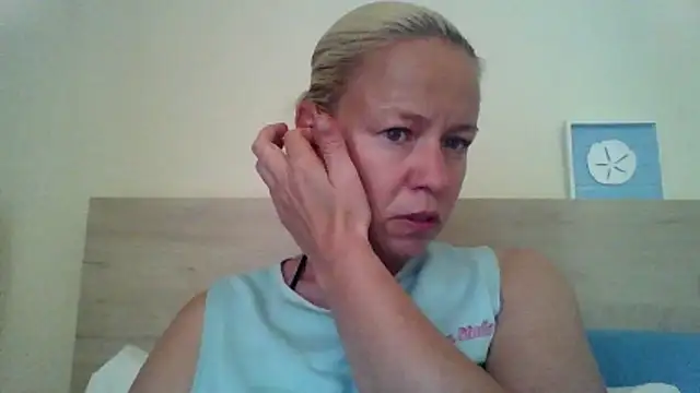 jennyblondeuk online show from May 13, 2026, 3:42 pm