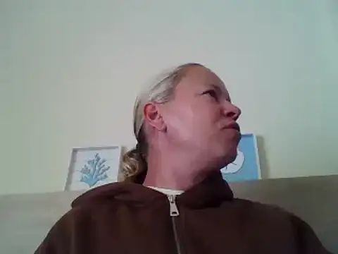 jennyblondeuk online show from May 17, 2026, 5:20 pm