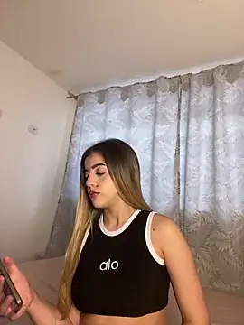 cute emmma online show from February 12, 2026, 12:22 pm