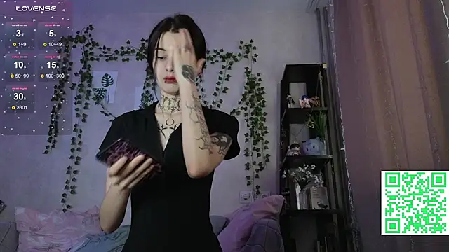 LeonaHinnes online show from February 19, 2026, 11:28 am