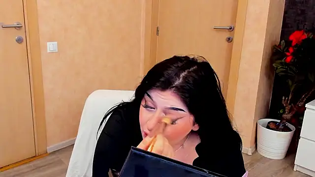 NayaNoirX online show from February 2, 2026, 7:23 pm