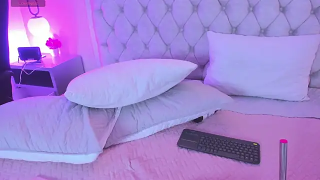 Chloe dolls18 online show from January 6, 2026, 7:39 pm