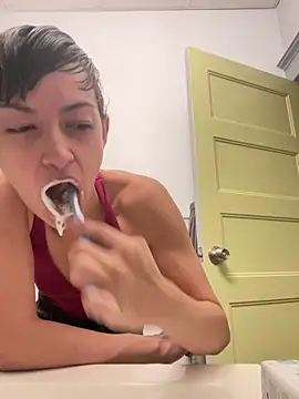 FaiiryArii online show from April 14, 2026, 3:18 pm