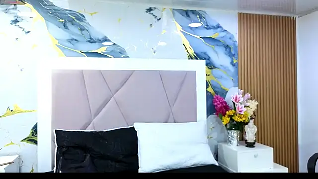 Sienna Desiree online show from April 15, 2026, 7:58 pm