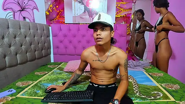 Nikoll couple online show from March 18, 2026, 3:59 pm