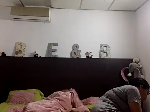 Flabia Roses online show from January 13, 2026, 12:32 pm