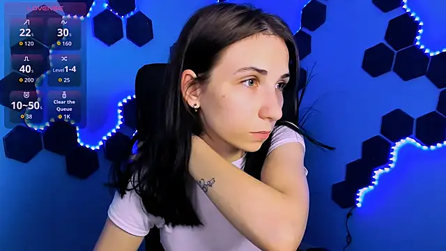 sweetie chloe  online show from May 11, 2026, 4:04 pm