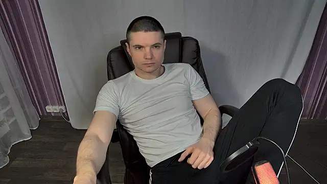 Snapshot of LoveMike1 chatting on April 14, 2026, 4:57 pm LoveMike1 online show from April 14, 2026, 4:57 pm