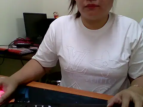 Snapshot of Sarah_no_land chatting on April 9, 2026, 3:06 am Sarah no land online show from April 9, 2026, 3:06 am