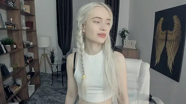 KristalCrowner online show from March 1, 2026, 7:38 pm