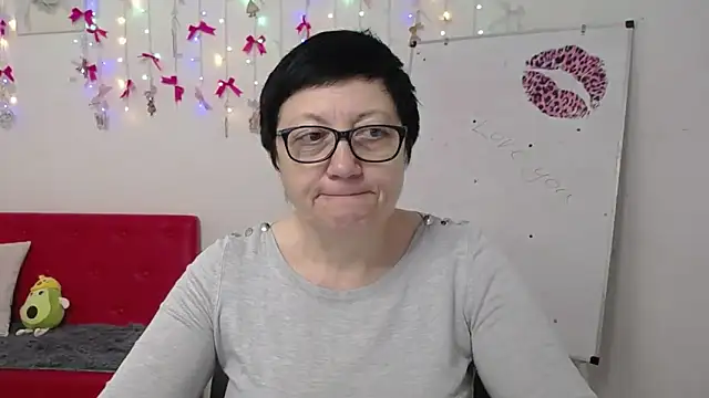 EmilyL0ve online show from April 19, 2026, 5:18 am