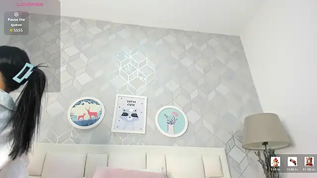 laura rouse7 online show from April 15, 2026, 7:58 pm