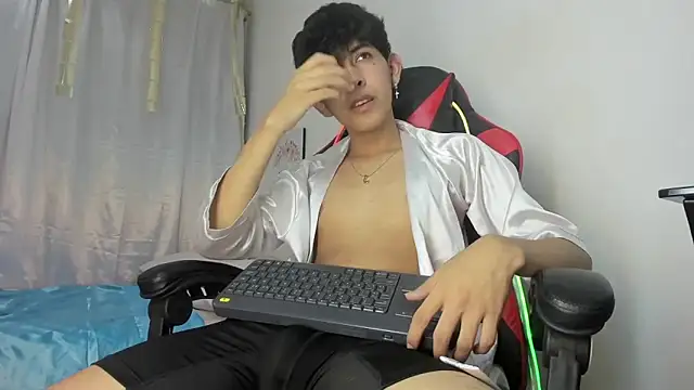 Snapshot of julian_xx chatting on April 22, 2026, 7:15 pm julian xx online show from April 22, 2026, 7:15 pm