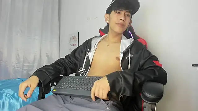 Snapshot of julian_xx chatting on April 23, 2026, 8:00 pm julian xx online show from April 23, 2026, 8:00 pm