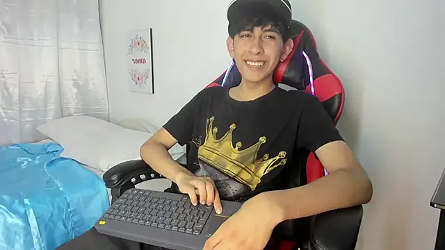 Snapshot of julian_xx chatting on April 24, 2026, 7:38 pm julian xx online show from April 24, 2026, 7:38 pm