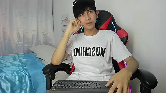 Snapshot of julian_xx chatting on April 30, 2026, 7:09 pm julian xx online show from April 30, 2026, 7:09 pm