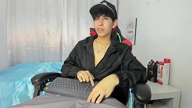 Snapshot of julian_xx chatting on May 1, 2026, 7:07 pm julian xx online show from May 1, 2026, 7:07 pm