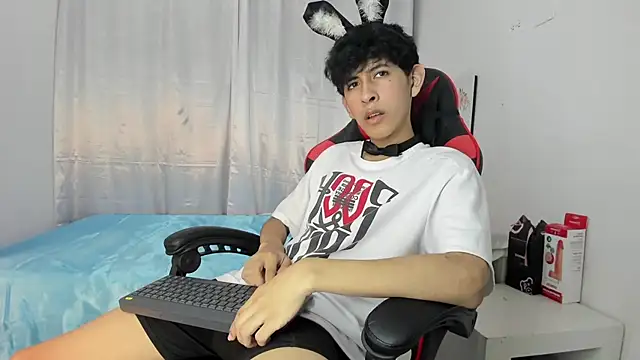 Snapshot of julian_xx chatting on May 2, 2026, 7:30 pm julian xx online show from May 2, 2026, 7:30 pm
