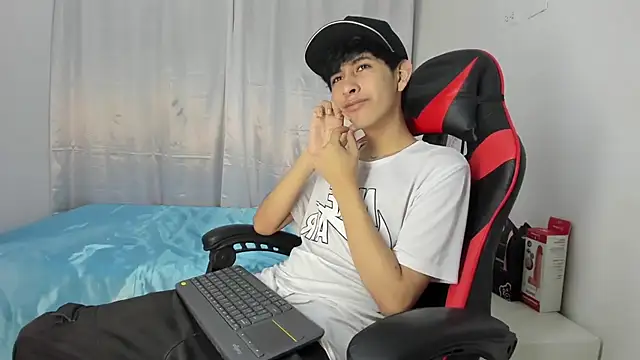 Snapshot of julian_xx chatting on May 4, 2026, 7:21 pm julian xx online show from May 4, 2026, 7:21 pm