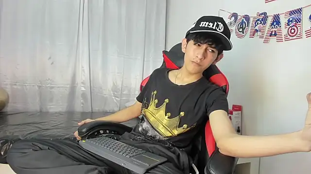 Snapshot of julian_xx chatting on May 15, 2026, 8:05 pm julian xx online show from May 15, 2026, 8:05 pm