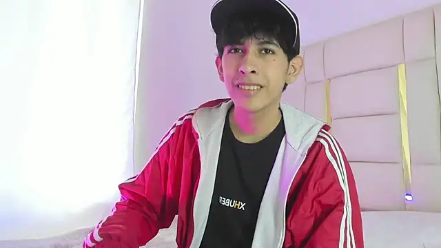 Snapshot of julian_xx chatting on June 1, 2026, 8:32 pm julian xx online show from June 1, 2026, 8:32 pm