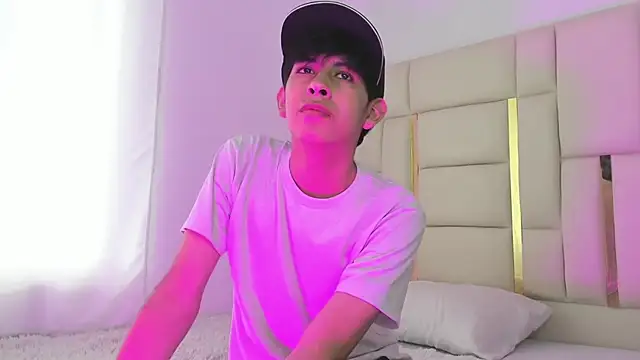Snapshot of julian_xx chatting on June 2, 2026, 7:38 pm julian xx online show from June 2, 2026, 7:38 pm