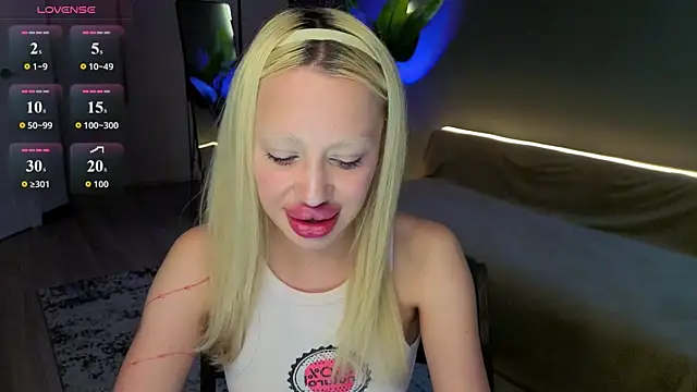 Snapshot of Luna_Beverly chatting on June 25, 2026, 8:35 pm Luna Beverly online show from June 25, 2026, 8:35 pm