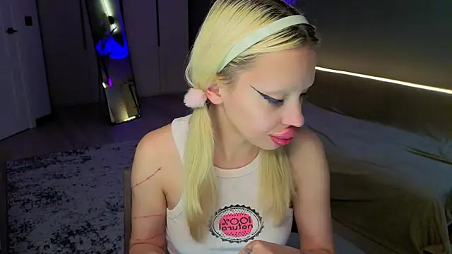 Snapshot of Luna_Beverly chatting on July 5, 2026, 9:22 pm Luna Beverly online show from July 5, 2026, 9:22 pm