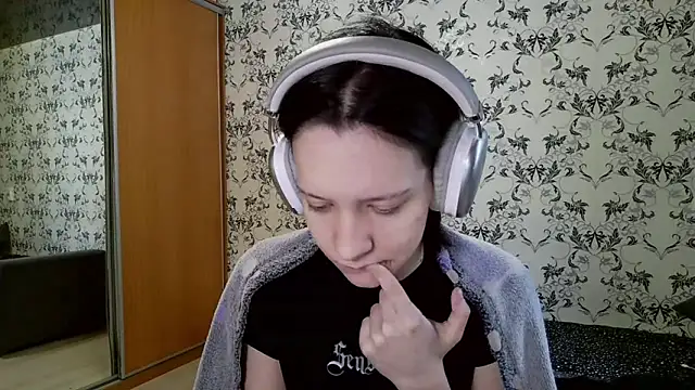 LxayBloom online show from March 12, 2026, 6:19 am