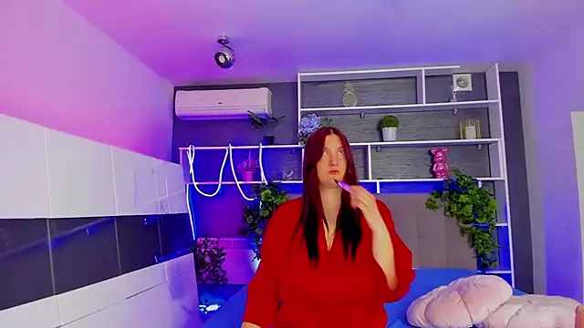 StephieRousee online show from May 18, 2026, 5:35 am