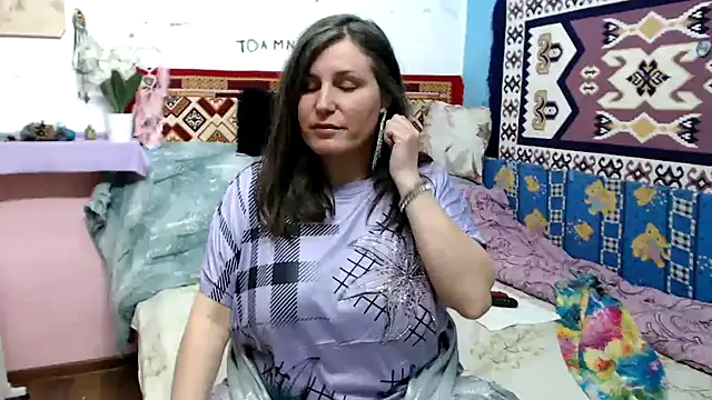 Adelinemilf online show from April 12, 2026, 1:05 pm