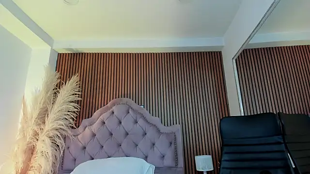 Violett hott  online show from March 23, 2026, 12:42 pm