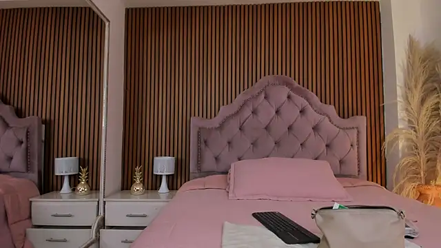 Violett hott  online show from April 11, 2026, 12:31 pm