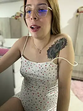 NatalyPinky online show from May 13, 2026, 9:55 pm