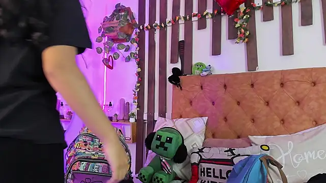 MeowMota  online show from April 14, 2026, 6:25 pm